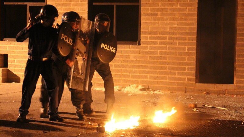 Bei den Unruhen wurden Polizisten verletzt. – Bild: ZDF und Cineflix