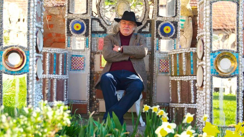 Den Künstler Otried Culmann in seinem phantastschen „Traumgarten“ in Billigheim-Ingenheim. – Bild: HR Den Künstler Otried Culmann in seinem phantastschen „Traumgarten“ in Billigheim-Ingenheim. – Bild: HR