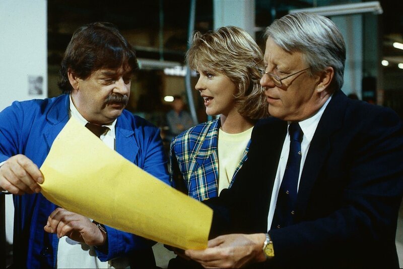 17. Eberhard (Stefan Orlac, re.) und Werkmeister Heinz (Andreas Mannkopff, li.) bewundern Uschis (Anja Schüte) ideenreichen Entwurf zur Inneneinrichtung einer Gaststätte. – Bild: ZDF und Terranova