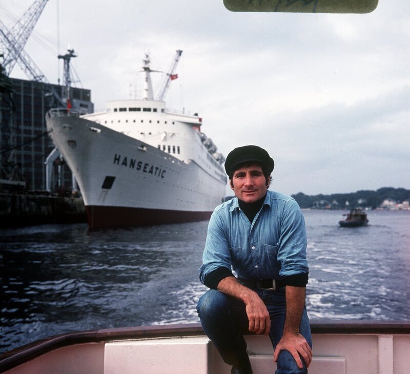 Ein Plattenmillionär dank Seemannsimage und Fernweh-Songs: Freddy Quinn. Aus seiner Biografie hat der Schlagerstar stets ein Geheimnis gemacht. „Terra X History“ geht auf Spurensuche: was ist Wahrheit, was Mythos? – Bild: ZDF und spring, georg