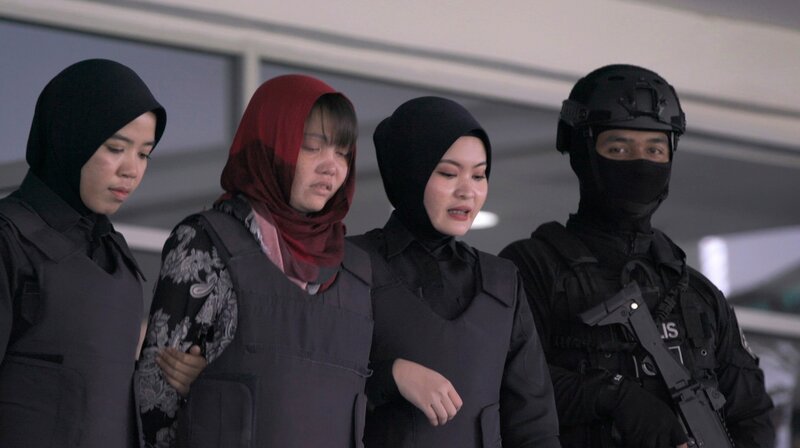 Doan Thi Huong wird aus dem Gerichtsgebäude eskortiert. – Bild: phoenix/​ZDF/​Backstory