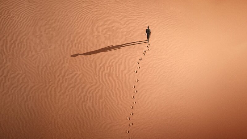 Um sich seinen Traum von einem neuen Leben zu erfüllen, begibt sich Seydou (Seydou Sarr) mit seinem Cousin auf eine Reise von der Sahara bis aufs Mittelmeer. – Bild: ZDF und Greta de Lazzaris