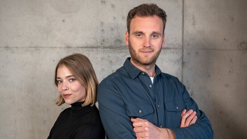 Die Studentin Johanna spricht mit dem Psychologen Leon Windscheid über die unterschiedliche Ausprägung der Libido in ihrer Beziehung sowie über die Gefühle, Ängste und Herausforderungen, die damit verbunden sind. – Bild: ZDF und Marius Fuchtmann