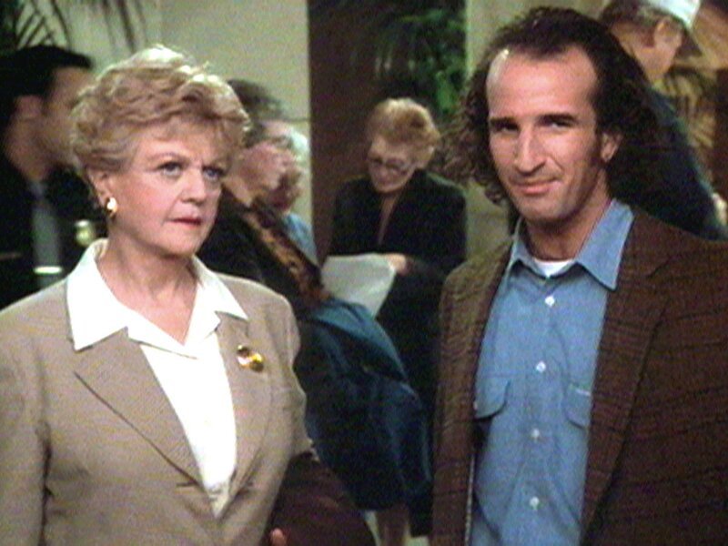 Der Verteidiger Vincent (Stephen T. Kay) und Hobby-Detektivin Jessica (Angela Lansbury) entdecken gemeinsam eine heisse Spur. – Bild: Sat.1 Gold