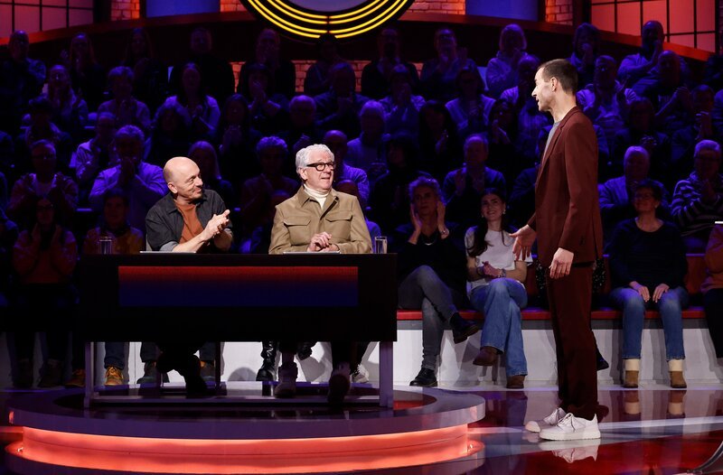 Moderator Kai Pflaume (r.) mit Rateteam-Kapitän Bernhard Hoëcker (l.) und dem Schweizer Sportjournalist und -kommentator Marcel Reif (M.). – Bild: ARD / NDR / UFA SHOW & FACTUAL / Morris Mac Matzen Moderator Kai Pflaume (r.) mit Rateteam-Kapitän Bernhard Hoëcker (l.) und dem Schweizer Sportjournalist und -kommentator Marcel Reif (M.). – Bild: ARD / NDR / UFA SHOW & FACTUAL / Morris Mac Matzen