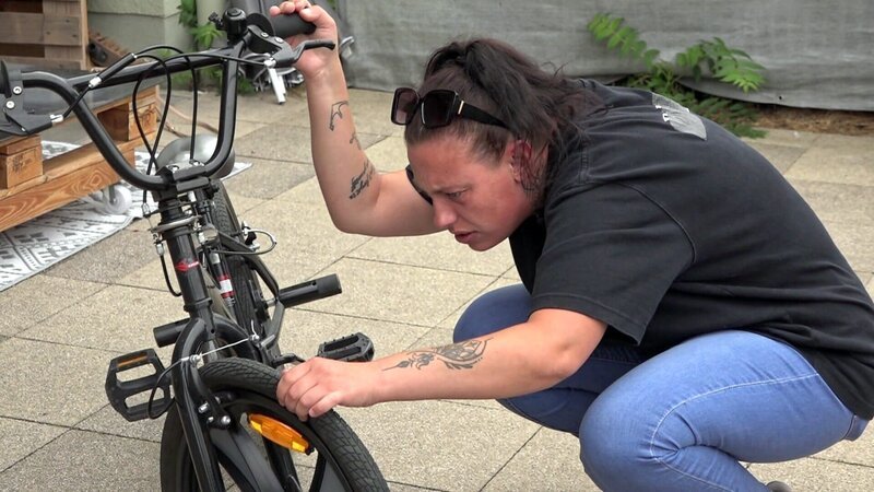 Janine repariert das Fahrrad von Sohn Jaydin selbst – Bild: RTLZWEI