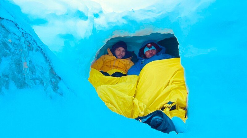 Sebastian Ströbel und Hans Honold bei Übernachtung in einer Schneehöhle Dachstein – Bild: phoenix/​ZDF/​David Enge
