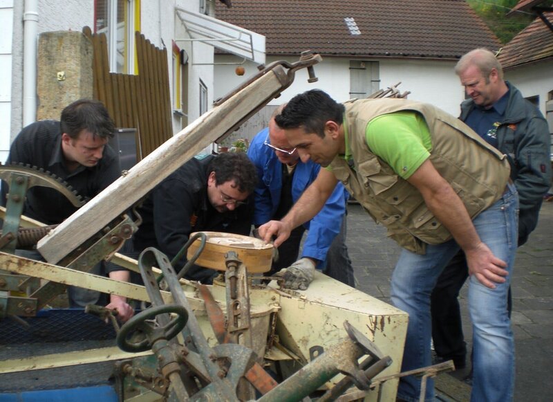 Profi Mauro nimmt den ‚Trödel‘ von Martha und Thorsten ganz genau unter die Lupe. Der Bauernhof muss in nur drei Wochen entrümpelt und aufgeräumt sein. – Bild: RTL II