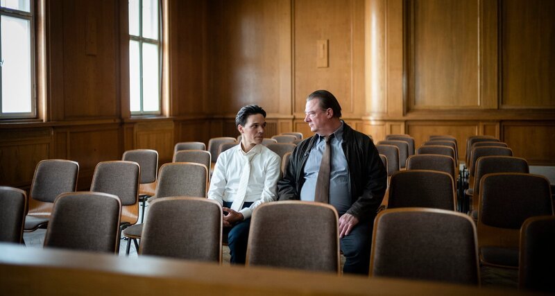 Staatsanwalt Cordelis (Sebastian Urzendowsky, l.), Dr. Schlesinger (Peter Kurth) – Bild: RTL+ Highlights