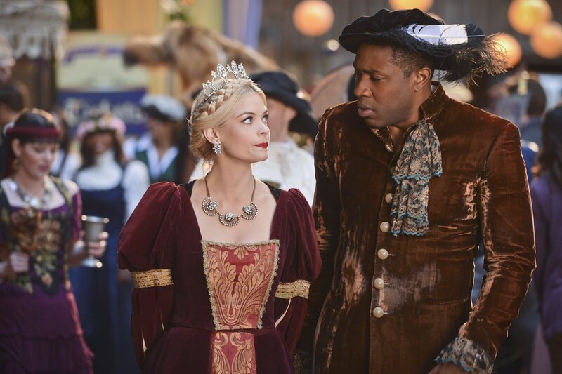 Lavon (Cress Williams, r.) organisiert ein Renaissance-Fest, aber keiner möchte dafür Karten kaufen. Doch Lemon (Jaime King, l.) hilft ihm, eher unfreiwillig, in seiner Not … – Bild: Warner Brothers