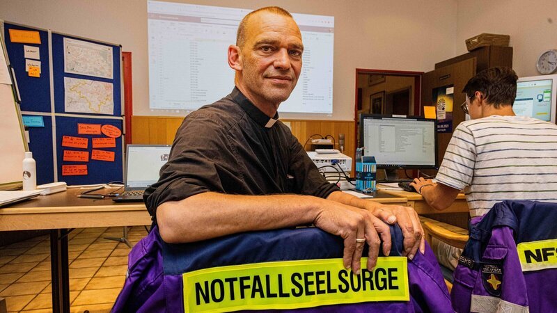 Bis zu 300 Einsätze jährlich begleiten Notfallseelsorger wie Albrecht Roebke in der Region Bonn und Rhein-Sieg-Kreis. – Bild: ZDF und Kirchenkreis Bonn/​M. Böschemeyer