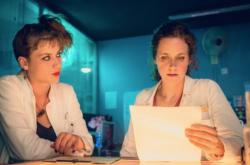 Dr. Filipa Wagner und Labortechnikerin Sarah analysieren die Untersuchungsergebnisse. – Bild: ARD Degeto/​Daniel Villiers