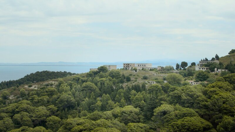 Das Bild zeigt die verlassene Militärstadt auf der Insel Sazan, einem ehemaligen Sperrgebiet in Albanien. – Bild: CuriosityStream-Inc