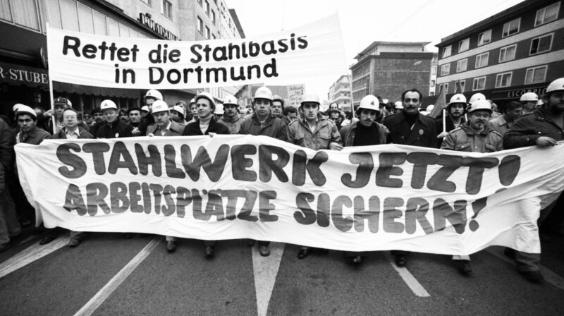 28. November: 70.000 Stahlarbeiter demonstrieren für die Erhaltung ihrer Arbeitsplätze am Stahlstandort der Hoesch AG, Dortmund. – Bild: WDR/​imago/​Klaus Rose