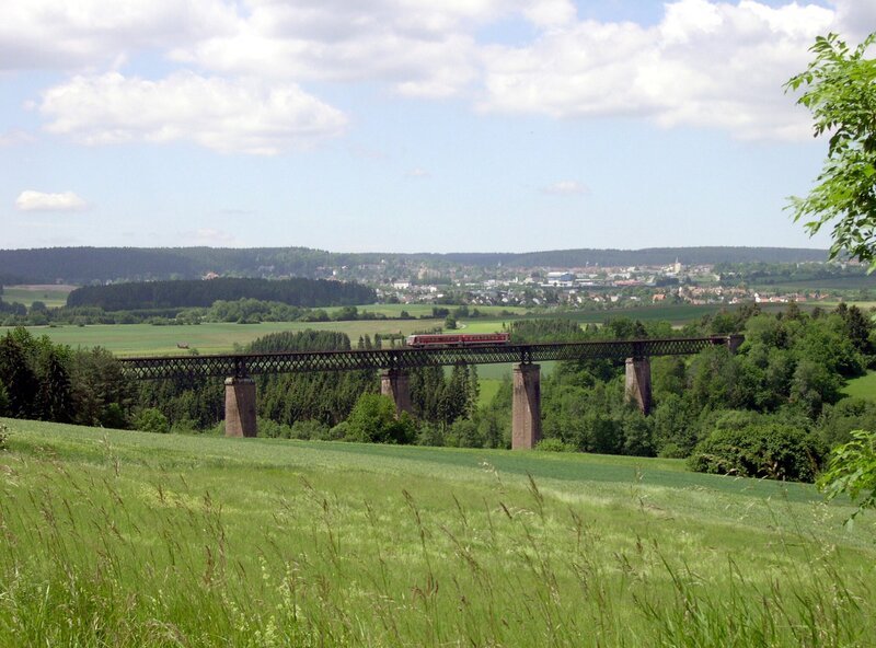 Kübelbachviadukt bei Freudenstadt – beschrieben in Grieger’s Eisenbahn-Reiseführer. – Bild: SWR