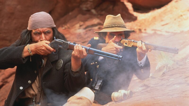 Apachen-Häuptling Geronimo (Wes Studi, links) wird von Lt. Charles Gatewood (Jason Patric) in seinem Kampf für Gerechtigkeit unterstützt. – Bild: ZDF und Sam Emerson