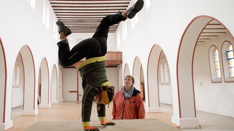 Ein ungewohnter Anblick: Handstand auf dem Altar – wenn eine alte Kirche zum kreativen Raum wird. – Bild: ZDF und ifage