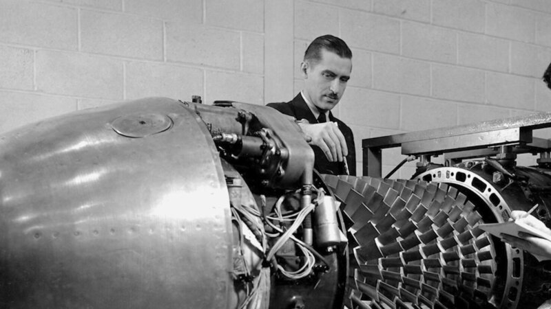 Dieses Bild zeigt einen Moment aus dem Jahr 1946, als Mitarbeiter der NASA ein deutsches Junkers Jumo 004-Triebwerk im Aircraft Engine Research Laboratory in Cleveland, Ohio, inspizierten.  – Bild: CuriosityStream-Inc