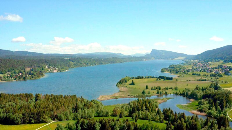 Rund um den See Lac de Joux leben und arbeiten Menschen, die sich kaum einen schöneren Fleck Erde als die spezielle Welt im rauen Jura-Gebirge vorstellen können. – Bild: phoenix/​ZDF/​arte
