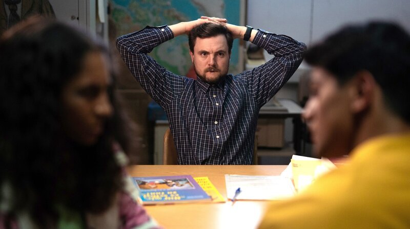 Osman (Mido Kotaini) hat Leyla (Samirah Breuer) überredet, bei Stimpel (Phil Laude) Hilfe zu suchen, und der hat diesmal womöglich wirklich einen sinnvollen Weg gefunden. – Bild: SWR/​DCM Pictures/​Clara Marnette