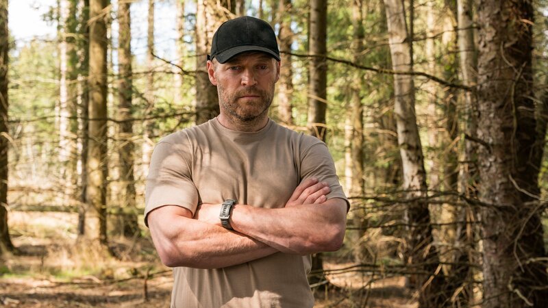 Niels Oxen (Jacob Lohmann) kehrt in sein Zeltlager im Wald zurück. – Bild: ZDF und Mike Kollöffel