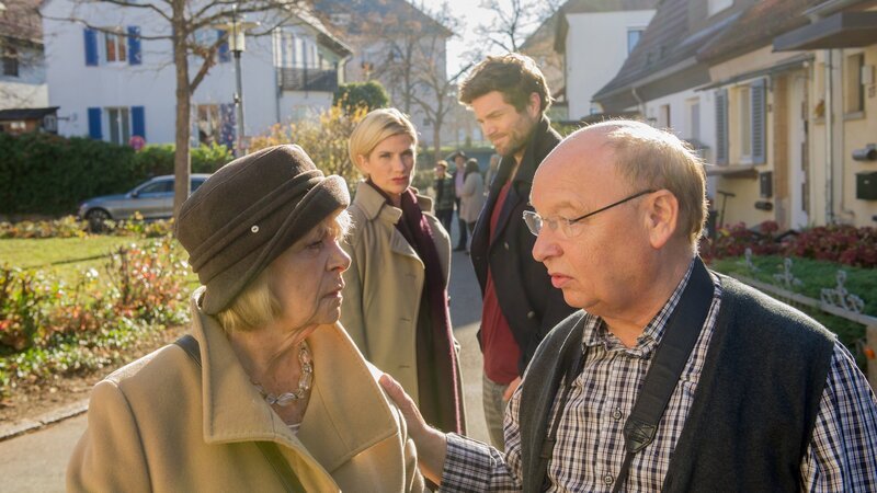 Martina Seiffert (Astrid M. Fünderich, 2.v.l.) und Jo Stoll (Peter Ketnath, 2.v.r.) sind der Meinung, dass die beiden Nachbarn Dietmar Notz (Hans-Joachim Heist, r.) und Berta Hermann (Dagmar Biener, l.) auf sehr vertrautem Fuß miteinander stehen. Nur gegenüber der SOKO sind sie wenig auskunftsfreudig. – Bild: ZDF und Markus Fenchel