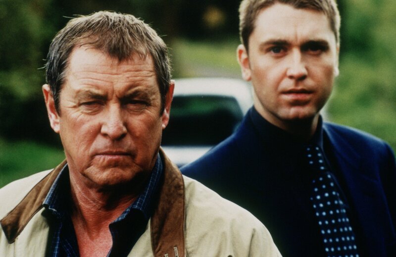 Barnaby (John Nettles, l.) und Troy (Daniel Casey, r.) suchen ein verschwundenes Unfallopfer und stoßen auf eine Mauer des Schweigens. – Bild: ZDF und All3Media