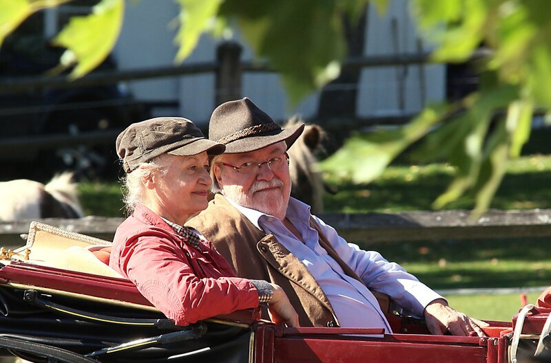 Hermann (Wolfgang Hepp) hat seinem „Blümle“ Johanna (Ursula Cantieni) eine wunderschöne Überraschung mit der Kutschfahrt bereitet. – Bild: SWR/​Johannes Krieg