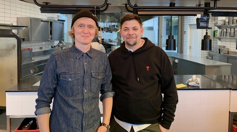 v.li.: Pierre M. Krause und Tim Mälzer – Bild: SWR/​dibido