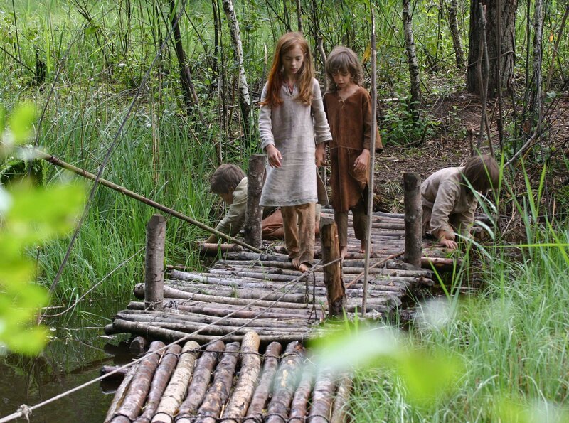 SWR Fernsehen ZURÜCK IN DIE STEINZEIT, „Kinderalltag“, am Mittwoch (21.03.12) um 07:45 Uhr. Ronja, Merlin und die anderen Kinder erkunden das Steinzeitdorf. – Bild: SWR/​Nowak