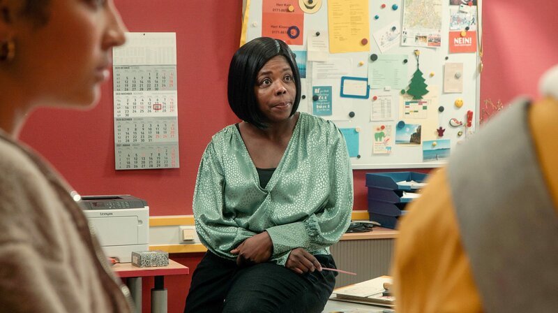 Die stellvertretende Direktorin Aminata (Dela Dabulamanzi) stellt den Lehrer Frank Stimpel zur Rede nachdem er Osman eine Ohrfeige gegeben hat. – Bild: SWR