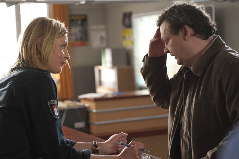 Der Lehrer Holm Diefenthal (Ulrich Bähnk) kommt völlig panisch ins PK und meldet bei Melanie (Sanna Englund) seine Kinder als vermisst. – Bild: ZDF