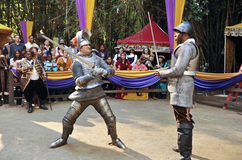 Im Kampf Mann gegen Mann wird sich entscheiden, wer das Herz der holden Dame Lemon gewinnt: Dash leitet den Schwertkampf zwischen Lavon und Meatball. – Bild: Warner Brothers