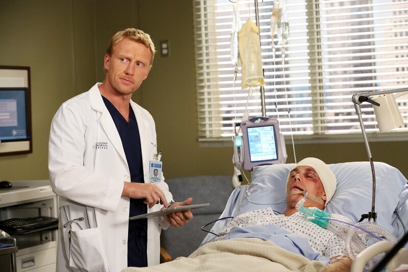 Owen (Kevin McKidd, l.) sucht einen Schuldigen für den traurigen Unfall des Patienten (Michael Roark, r.): Callie … – Bild: American Broadcasting Companies, Inc. /​ Danny Feld