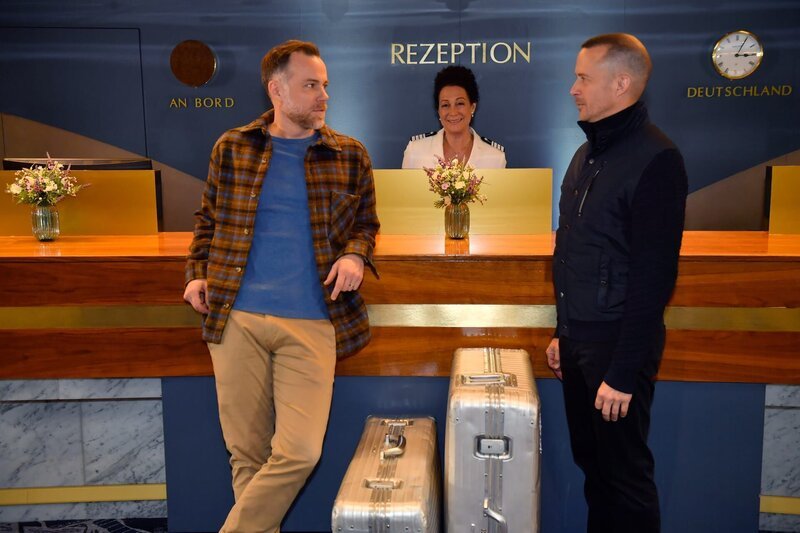 Dominik Dahlke (Bernhard Piesk, l.) und Nikolaus Andresen (Barnaby Metschurat, r.) erwartet auf der Reise eine besondere Überraschung. Hanna Liebhold (Barbara Wussow, M.) weiß, dass diese das Leben der beiden verändern wird. – Bild: ZDF und Dirk Bartling