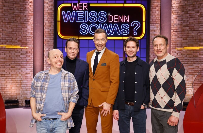Moderator Kai Pflaume (M.) und seine Rateteam-Kapitäne Bernhard Hoëcker (l.) und Wotan Wilke Möhring (r.) begrüßen in dieser Sendung den Sportjournalist, Fernsehmoderator und ehemaligen Eiskunstläufer Rudi Cerne und den Kriminalbeamten vom Landeskriminalamt Bayern, Oberkommissar Fabian Puchelt. – Bild: ARD/​NDR/​UFA SHOW & FACTUAL/​Morris Mac Matzen