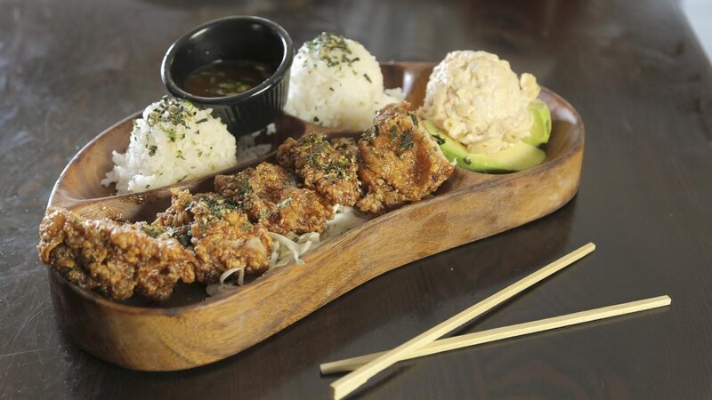 The Garlic Furikake Chicken as served at Broke Da Mouth Grindz in Kailua-Kona, Hawaii, as seen on Diners, Drive-Ins and Dives, Season 28. – Bild: ProSieben MAXX