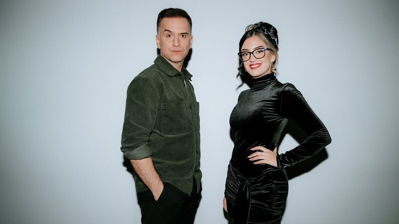 Parshad Esmaeili (r.) fordert in ihrer Show „Neo Match up“ Özcan Co?ar (l.) zum Duell heraus. – Bild: ZDF und Niels Freidel