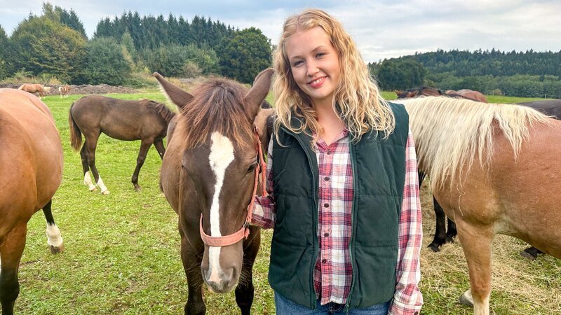 Nina mit einer Leonharderstute. Die Rasse gilt als freundlich und sportlich. – Bild: BR/​Text und Bild Medienproduktion GmbH & Co. KG/​Katja Schübl