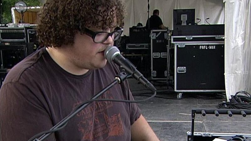 Saenger Chris Sligh am Keyboard – Bild: Bibel TV