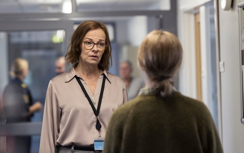 Iris (Sofia Helin, r.) ist nicht damit einverstanden, dass Kerstin (Kajsa Ernst, l.) eigenmächtig die neuen Ermittlungen im Vermisstenfall Benjamin eingestellt hat. – Bild: ZDF und Carolina Romare