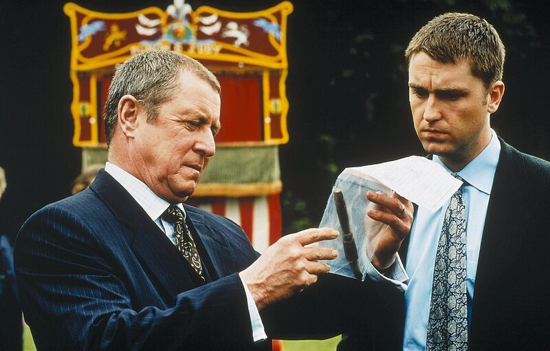 Inspector Barnaby (John Nettles, l.) und Sergeant Troy (Daniel Casey, r.) sind sich sicher, dass dem vermissten Gregory Chambers etwas zugestoßen sein muss, denn sein Pilzmesser wurde im Wald aufgefunden. – Bild: ZDF/​All3Media