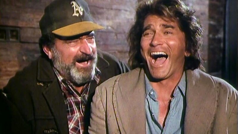 Wohltun errettet vom Tode  Mark (Victor French) und Jonathan (Michael Landon) lachen. – Bild: Bibel TV