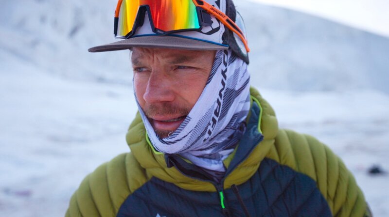 Benedikt Böhm im Porträt bei einer Expedition auf den Mustagh Ata. – Bild: BR /​ SWR /​ Film Five GmbH /​ Bastian Esser