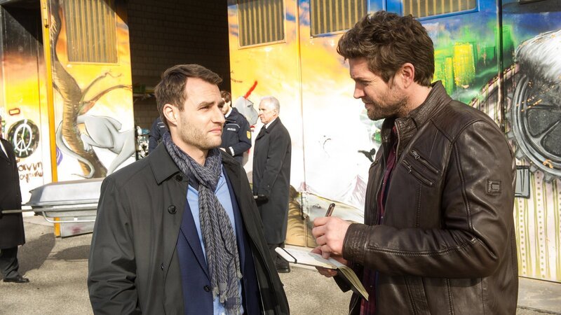 Kriminalkommissar Jo Stoll (Peter Ketnath, r.) fragt sich, ob Hugo Stanges (Daniel Fritz, l.) Betroffenheit über den Mord echt ist. – Bild: ZDF und MARKUS-FENCHEL