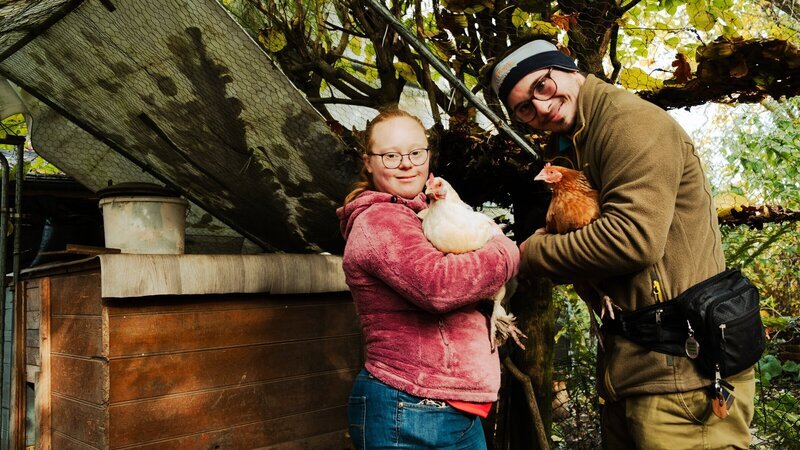 Hanna und Silas Gaub führen mit Trisomie 21 einen eigenen Haushalt, zu dem auch die Versorgung ihrer Hühner gehört. – Bild: ZDF und Paul Tschoppe