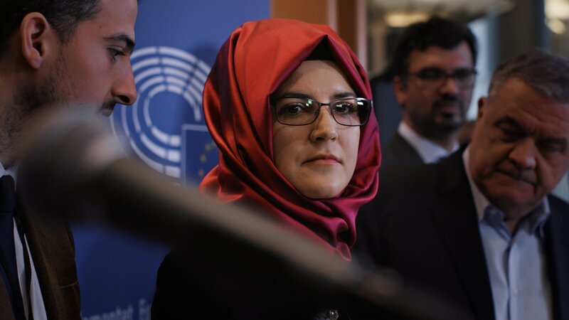 Hatice Cengiz vor dem EU-Parlament im Kampf um Aufklärung. – Bild: dcm /​ ZDF