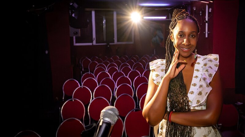 Jeniffer Morland war einst als "Schwarze Heidi " auf der Comedy-Bühne bekannt. Doch der Tod ihres Stiefvaters brachte sie zum Schweigen. Heute führt sie drei Restaurants in Berlin. Jetzt will sie zurück auf die Bühne. Der Film begleitet Jeniffer hinter die Kulissen von Restaurants, Comedy Clubs und in die Schweizer Berge, wo für sie als Schwarzes Mädchen Idylle und Rassismus aufeinanderprallten. - Jeniffer Morland will zurück auf die Comedy-Bühne. – Bild: rbb/​VAYM Produktionen