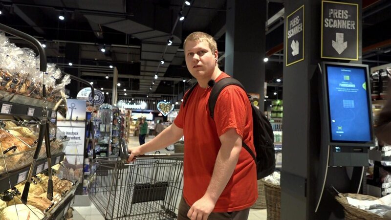 Jean plagen derweil finanzielle Sorgen. Es sind noch sieben Tage bis Monatsende – und ob sein Geld für einen Einkauf reicht, ist fraglich. – Bild: RTLZWEI