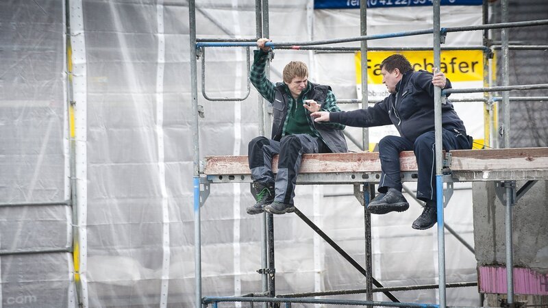 Hans (Bruno F. Apitz, r.) überwindet seine Höhenangst, um den lebensmüden Oliver (Meo Wulf, l.) zu retten. – Bild: ZDF und Boris Laewen/​Boris Laewen